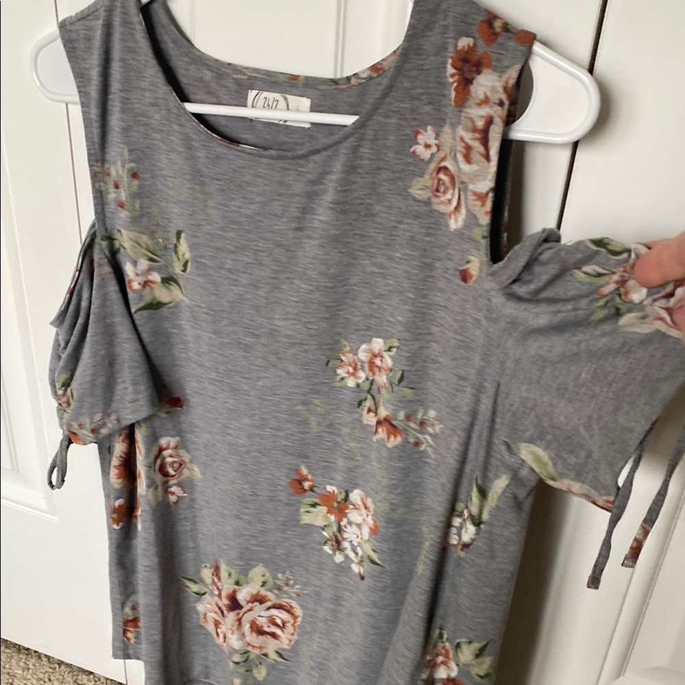Maurice’s 24/7 Gray Floral Women's cold shoulder Top